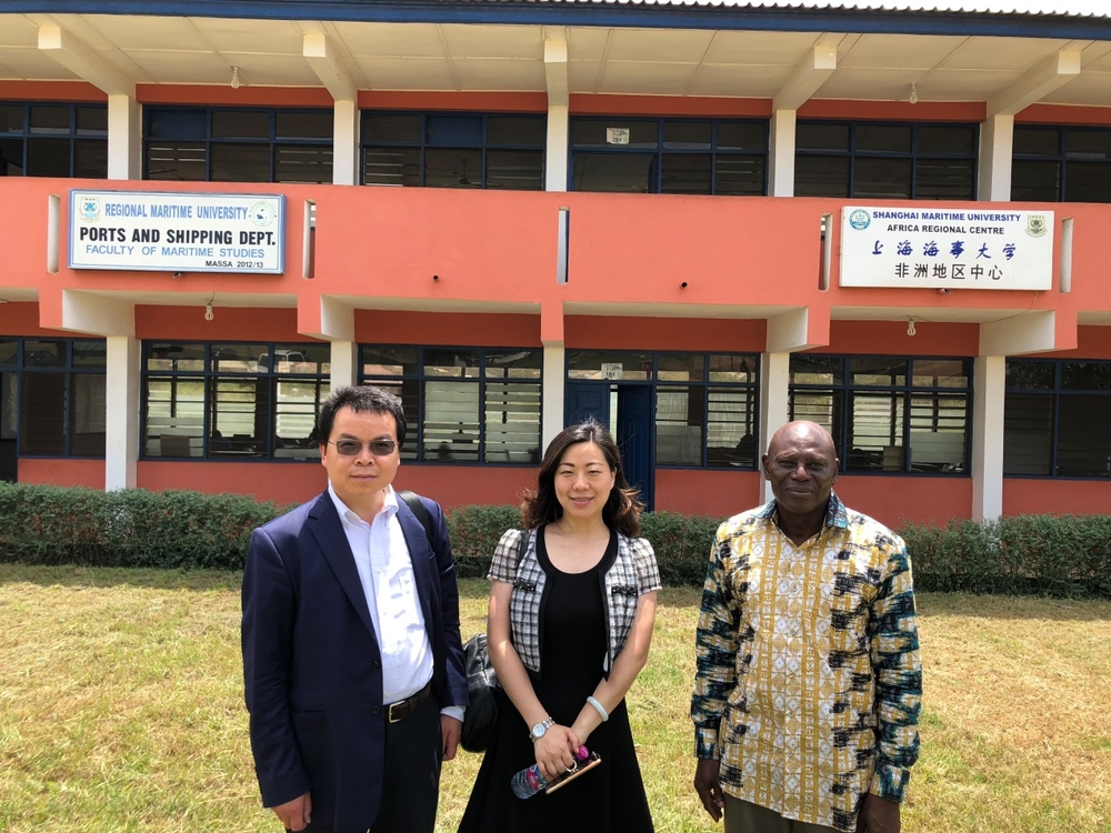 与中西非地区海事大学交通运输系主任阿尔弗雷德·奥福里合影