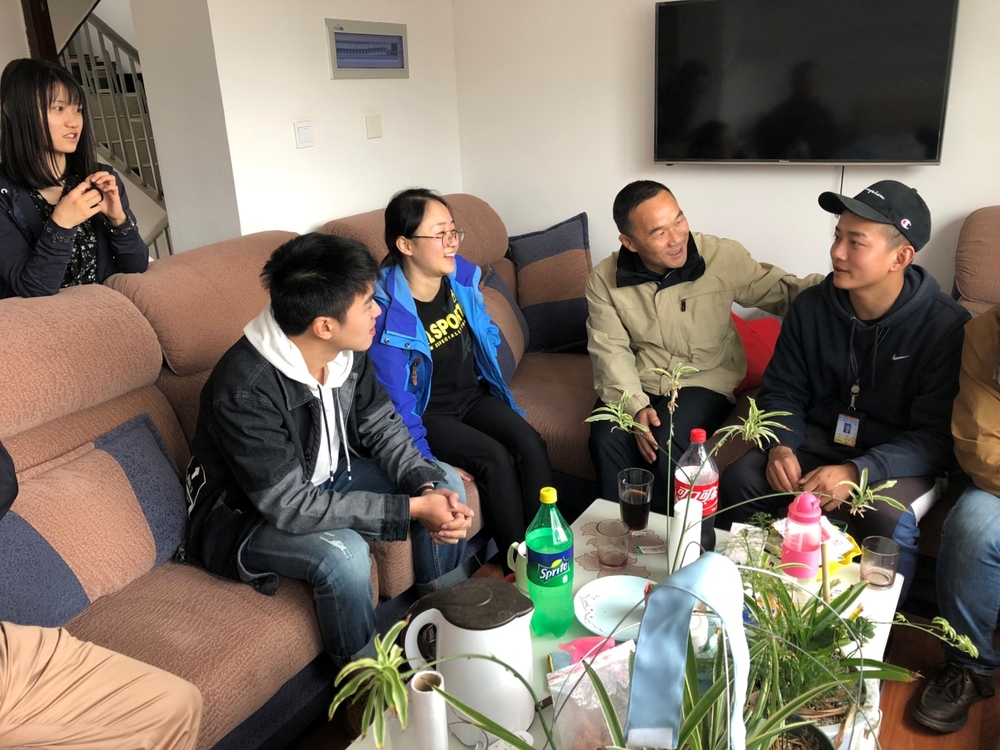 王海威到我校西藏基层就业毕业生宿舍了解日常生活