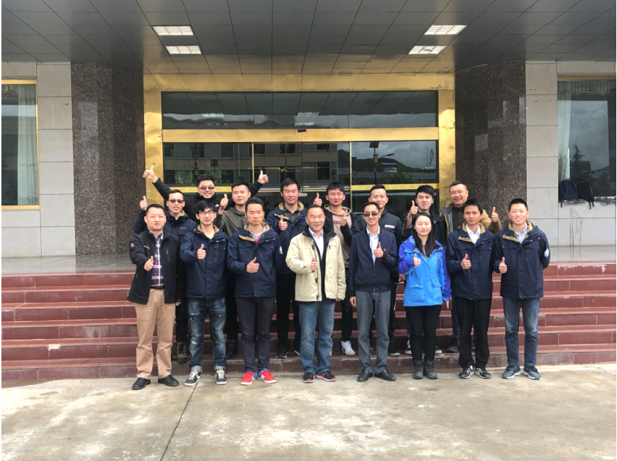 王海威一行与西藏工作毕业生合影留念