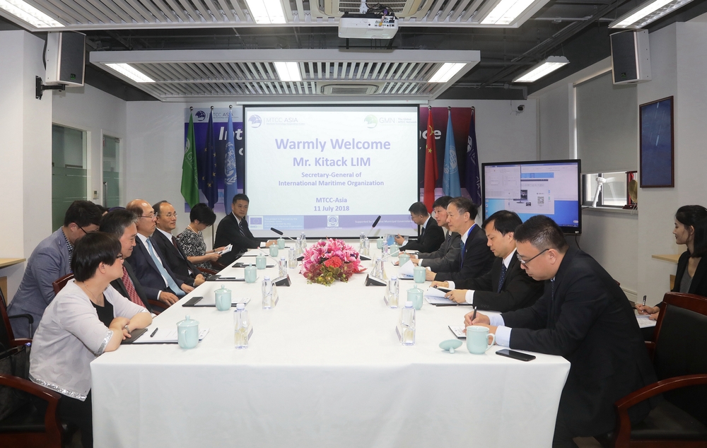 与会嘉宾听取亚洲海事技术合作中心工作汇报