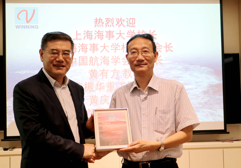 黄有方校长向孙修顺总裁颁发“韦立国际集团励志奖学金”捐赠证书