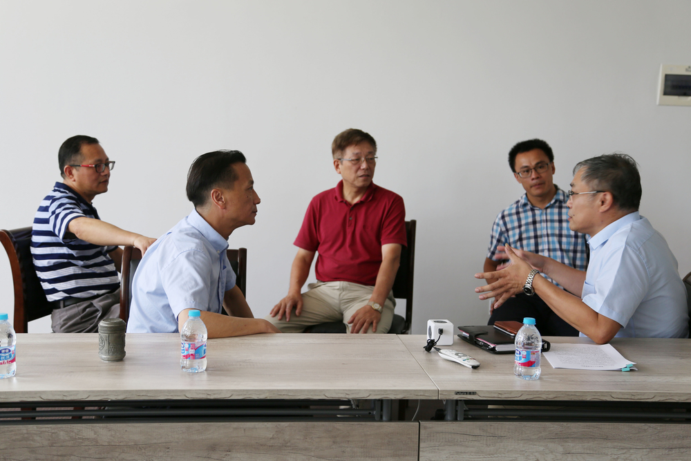 与教师座谈交流