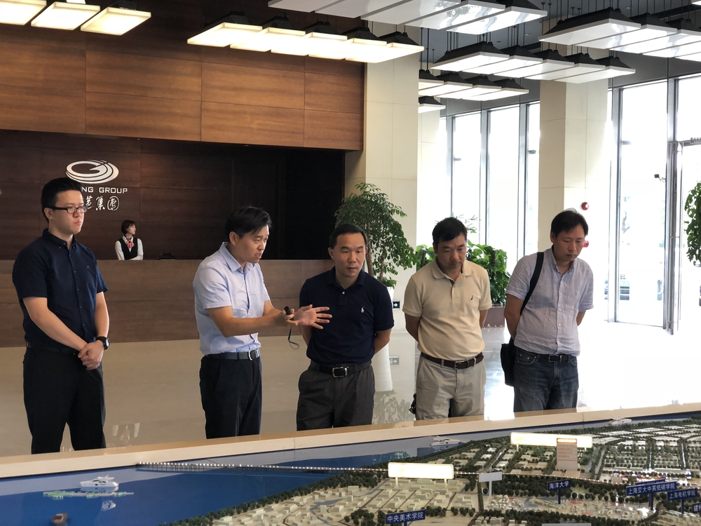临港集团向王海威副校长一行介绍集团规划