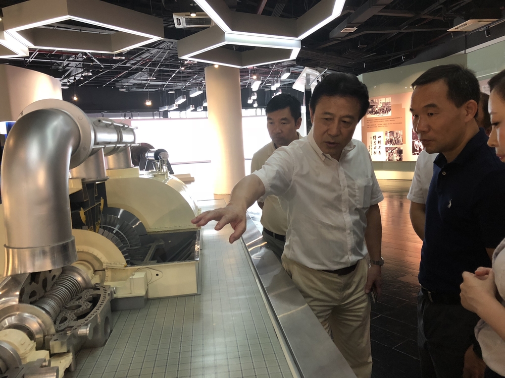 上海电气向王海威副校长一行介绍产品装备原理