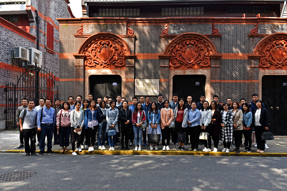 在中共一大会址参观合影