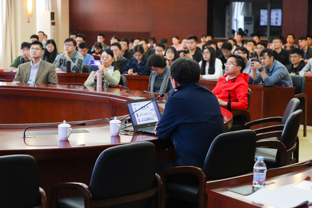 报告会现场