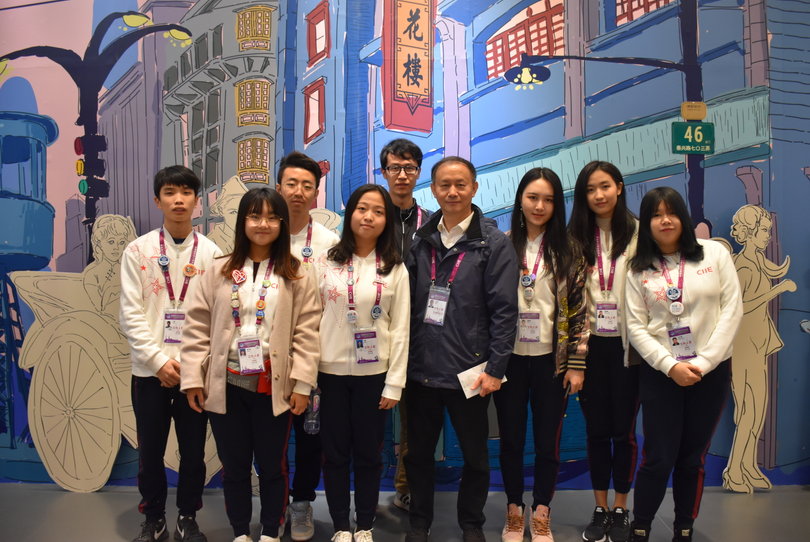 金永兴书记现场慰问我校志愿者并合影