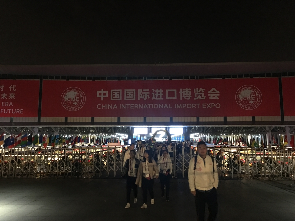 志愿者戴月而归