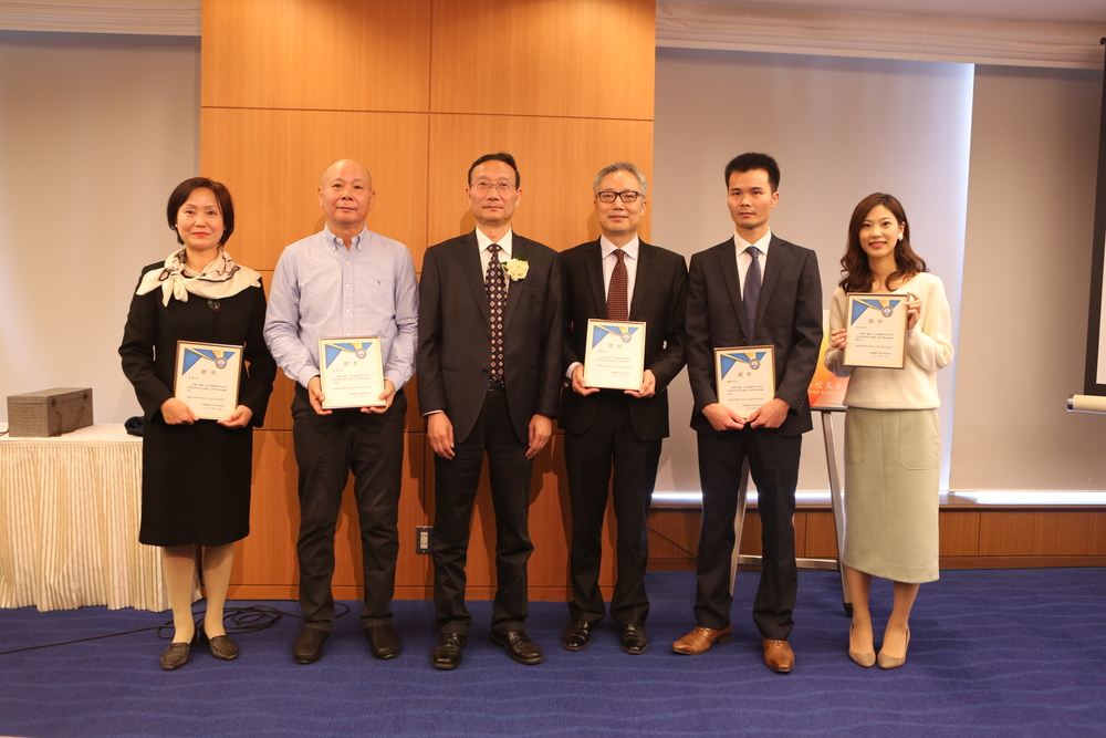 黄有方校长向日本校友会第一届理事会、秘书处颁发聘书