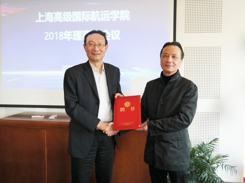 理事会副理事长黄有方向严伟副校长颁发聘书