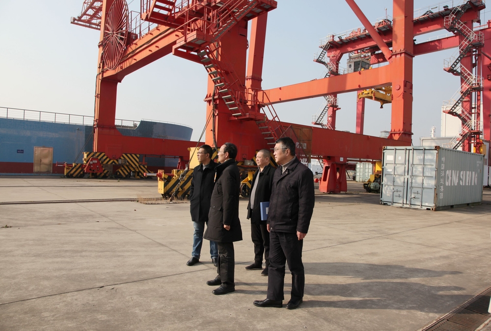 检查起重机桥吊