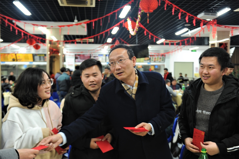 校领导为寒假留校学生发压岁包