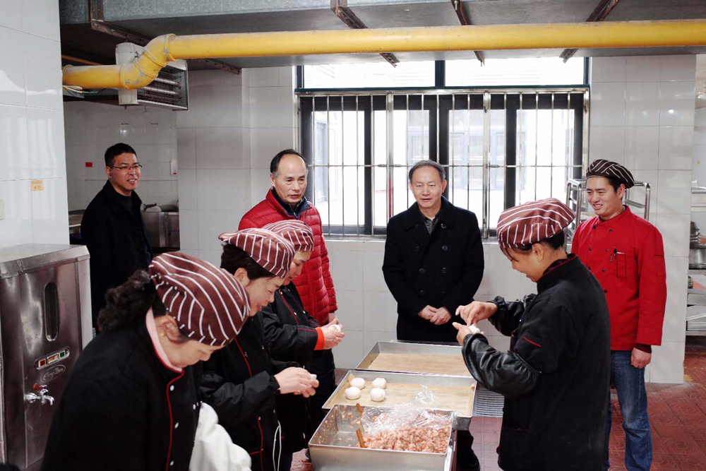 看望慰问食堂员工