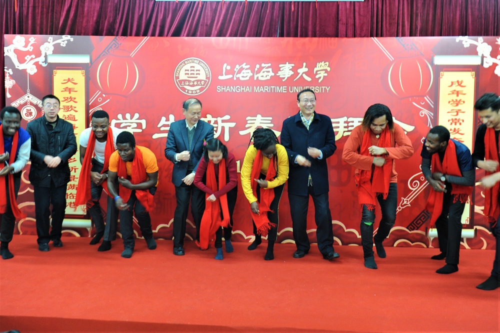 留学生表演节目邀请校领导上台互动