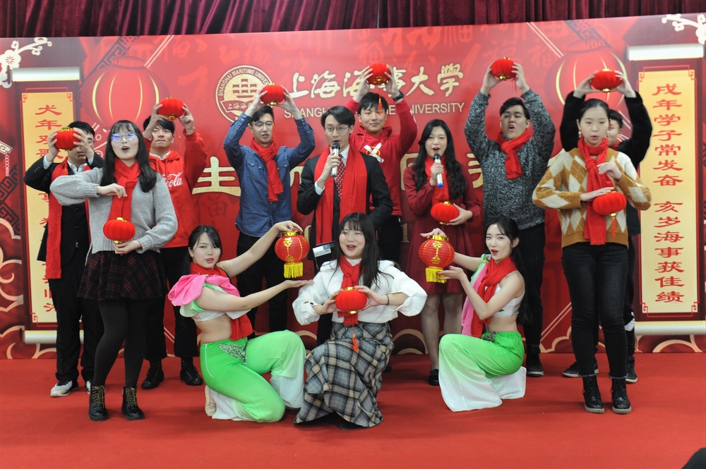 学生舞蹈团表演精彩节目