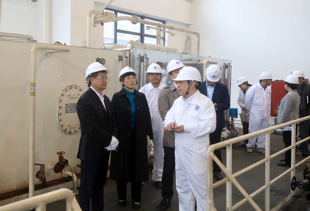 检查商船学院自动化机舱实验室