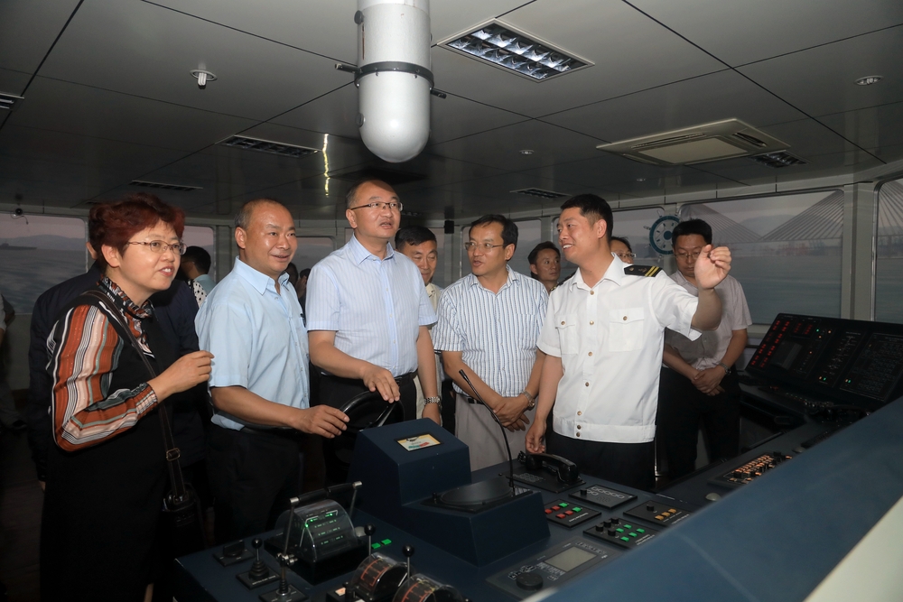 来宾一行参观我校航海模拟器实验室