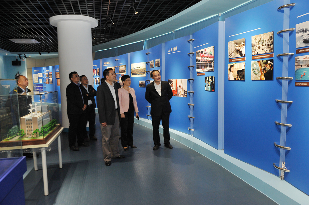 参观商船学院院史馆