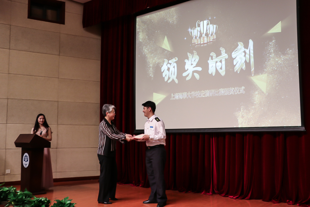 门妍萍副书记为一等奖获得者颁奖