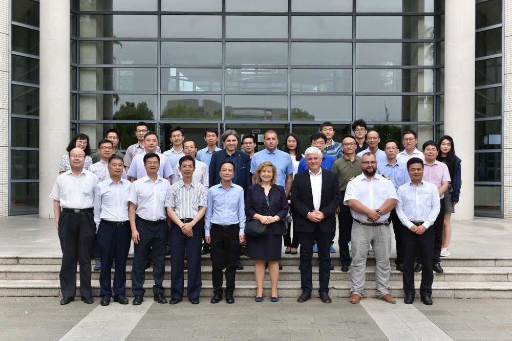 研讨会嘉宾和参会人员等合影