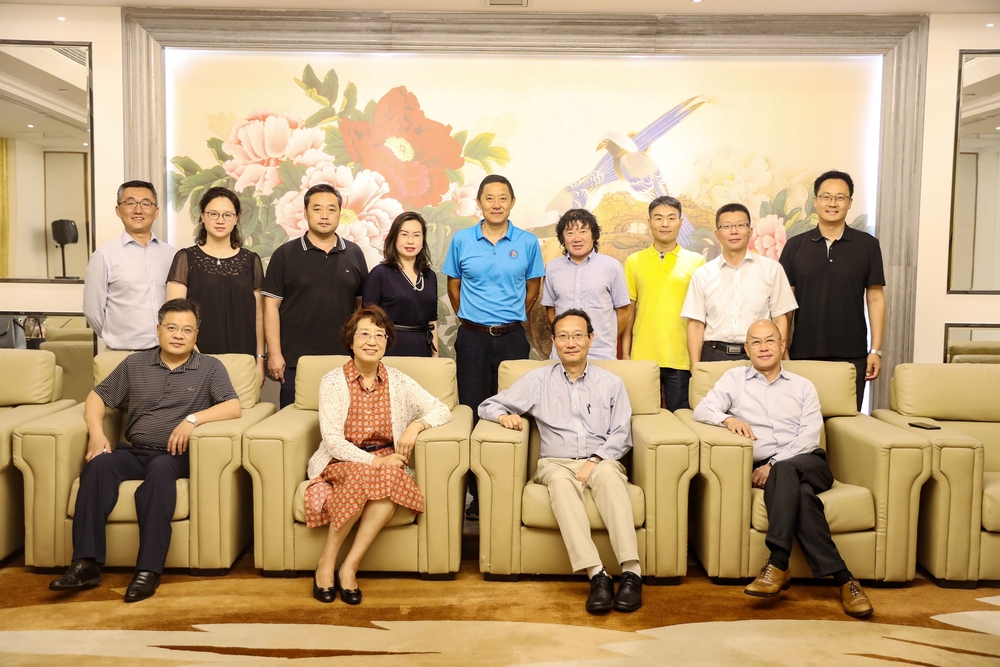 与青岛奥帆城市促进会常务副会长臧爱民等领导座谈