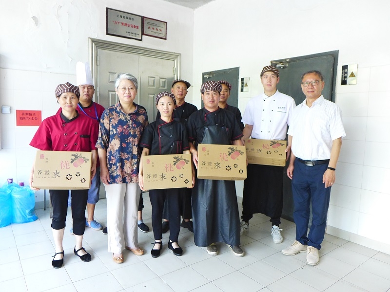 门妍萍副书记慰问暑期坚守岗位的教职员工