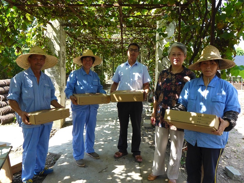 门妍萍副书记慰问暑期坚守岗位的教职员工