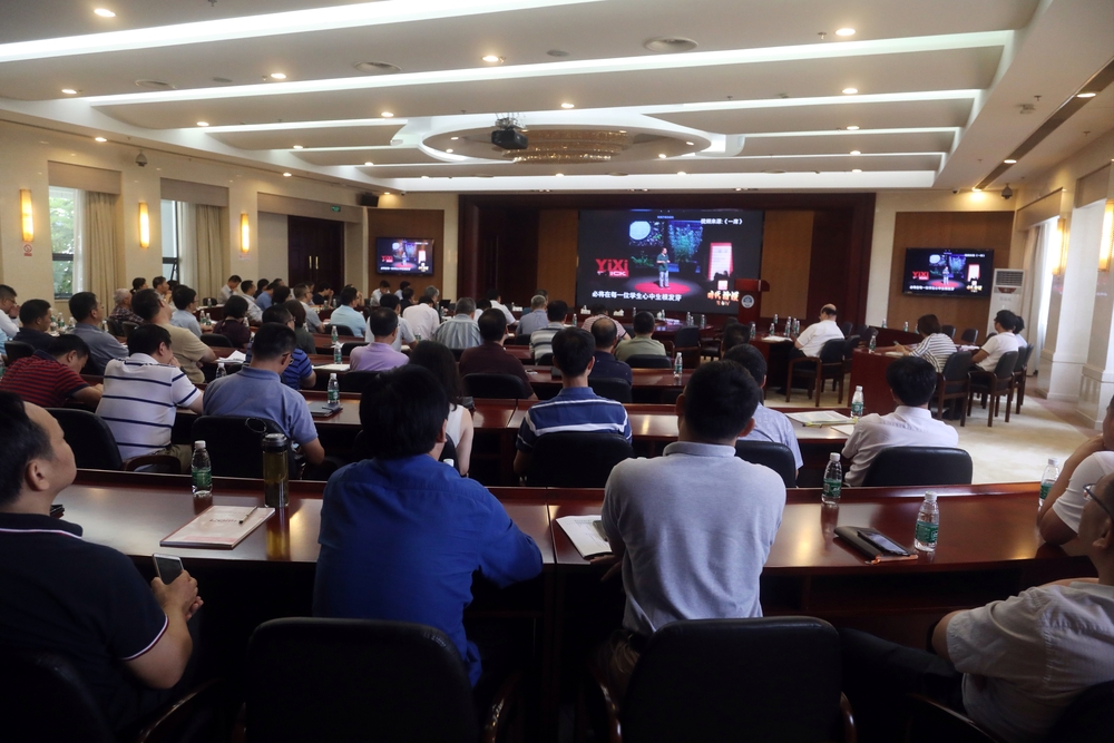 观看时代楷模钟扬事迹的视频