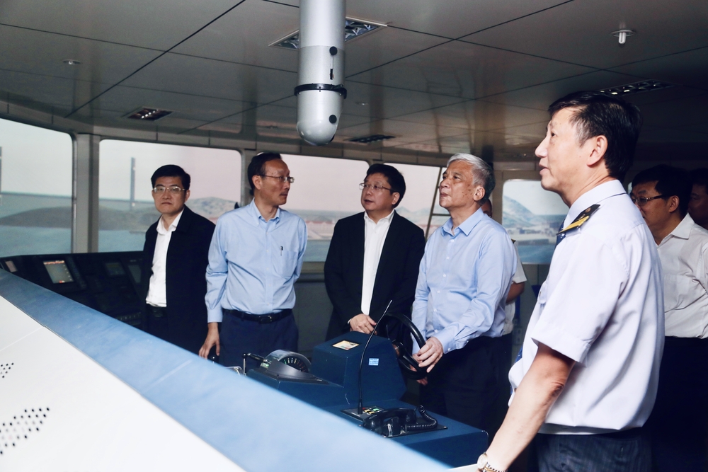 丁仲礼副委员长一行现场考察航海模拟器实验室