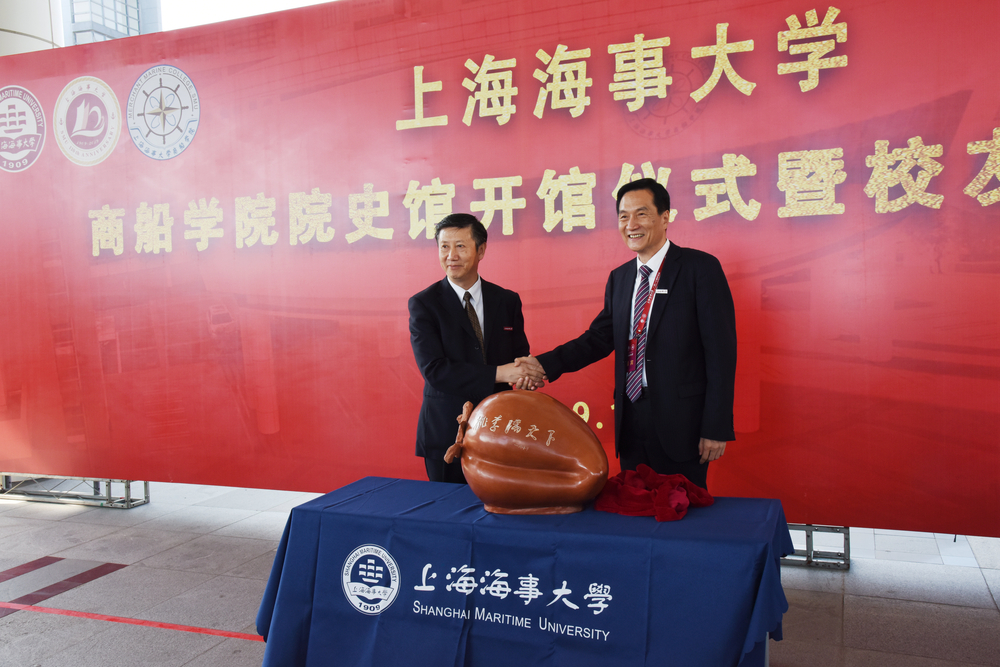 肖英杰院长代表学院接受申春生校友捐赠