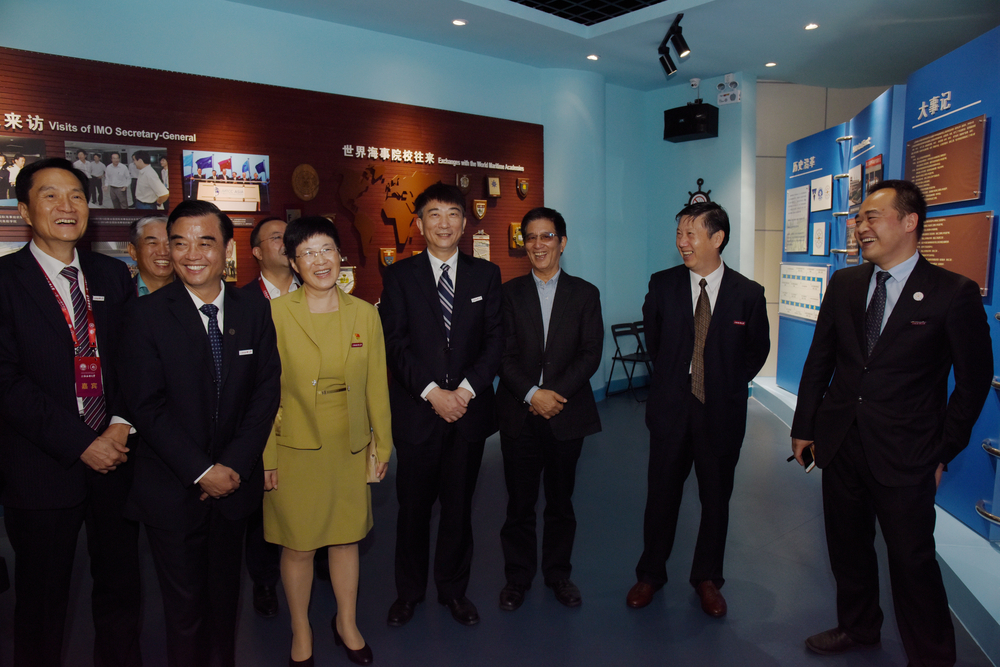 与会领导、嘉宾一同参观院史馆