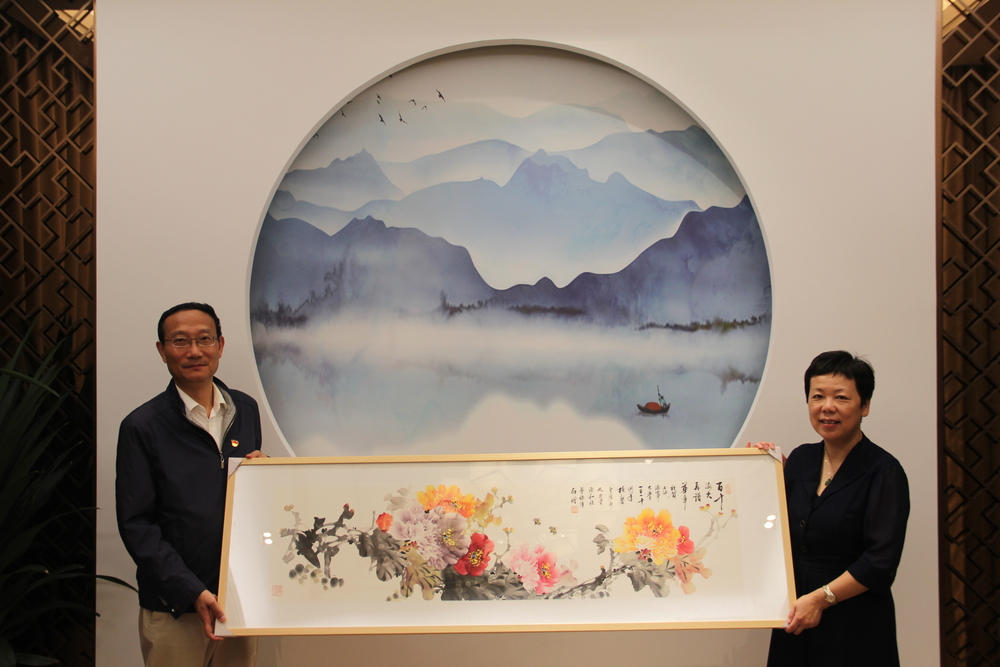 黄有方校长代表学校接受宁波市市政府赠送的校庆书画