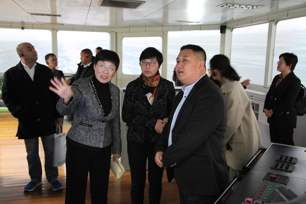 学员参观航海模拟器实验室