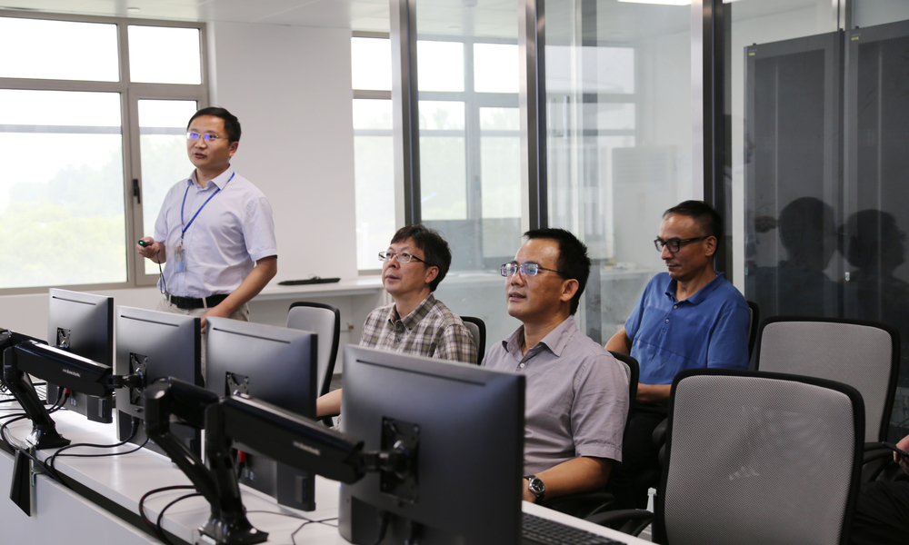 参观跨境电商大数据风险监测实验室场景