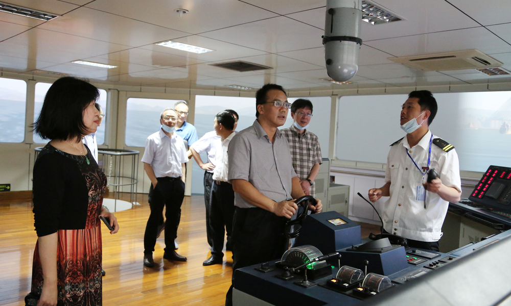 参观航海模拟船场景