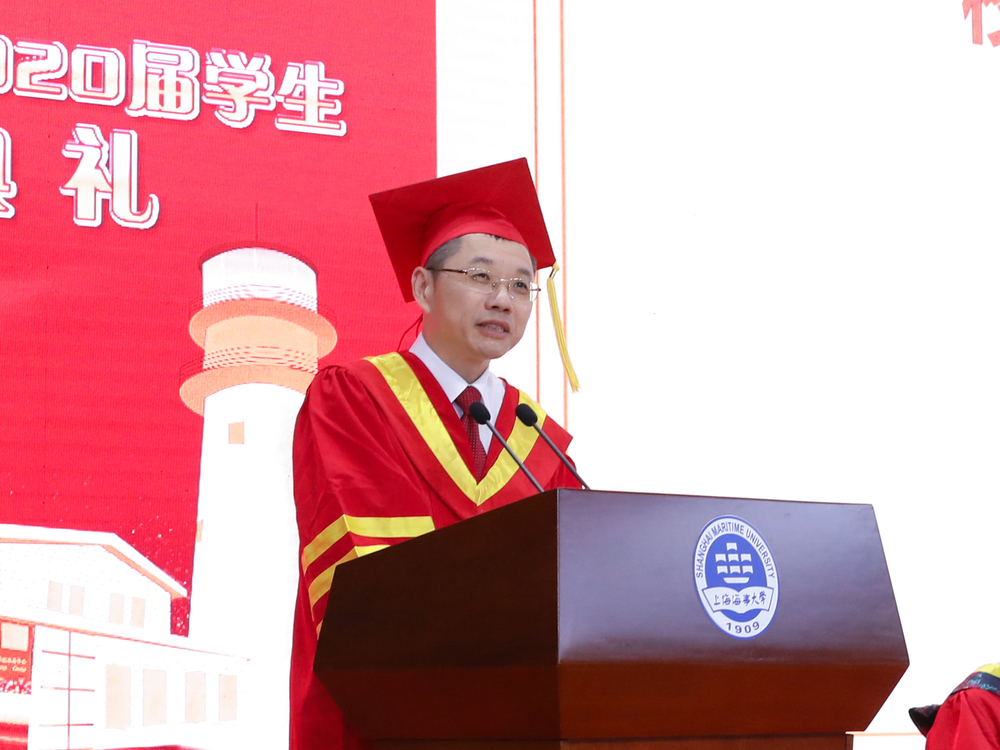 陆靖校长发表题为“风雨皆无畏,向阳自芬芳”的演讲