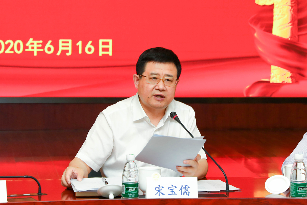 宋宝儒书记为现场党员干部上专题党课