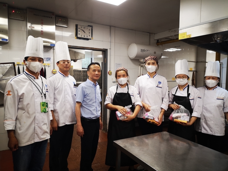 20200717071644558500.jpg 食堂现场慰问