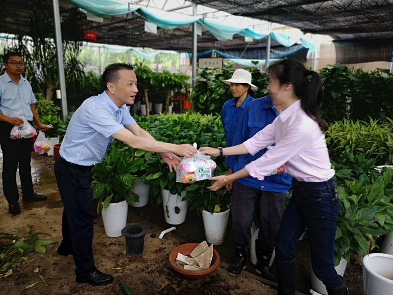 20200717071644592400.jpg 苗圃现场慰问