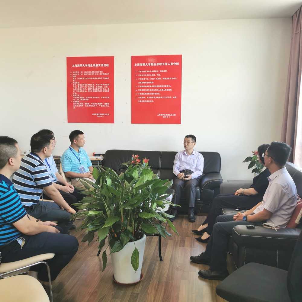 20200820065112205300.jpg 本科招生录取现场