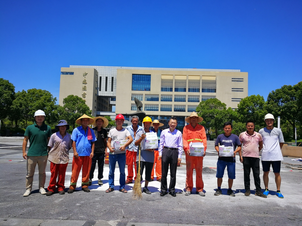 20200820065112329000.jpg 图书馆前路面改造现场