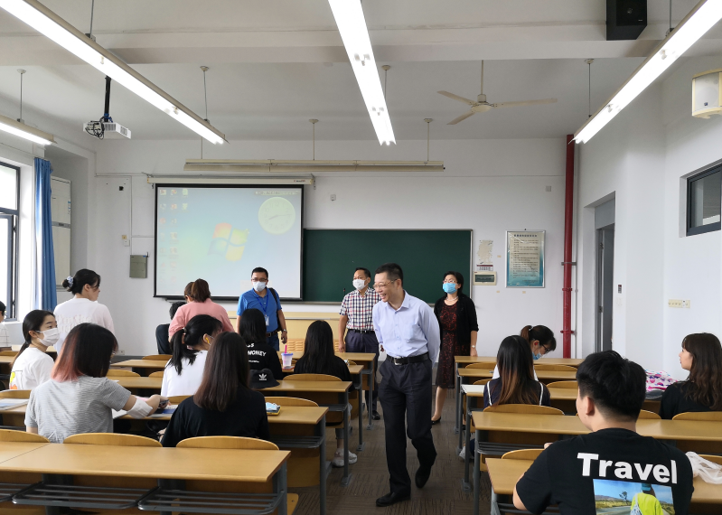 陆靖校长走进课堂与学生亲切交流