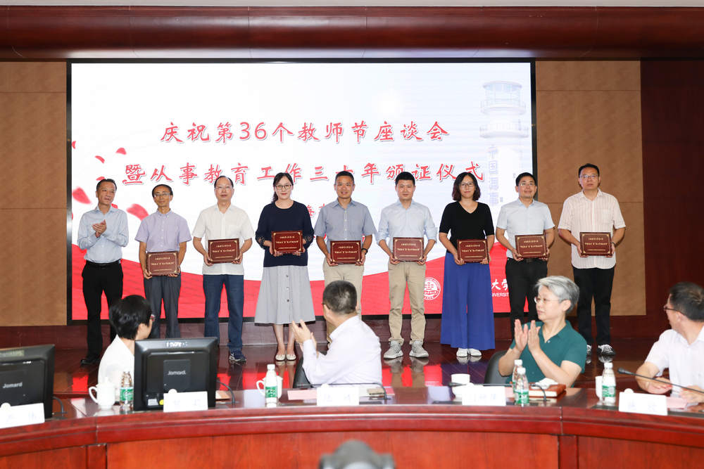 严伟副校长为第十届“师德标兵”暨“我心中的好老师”及提名奖获得者颁奖