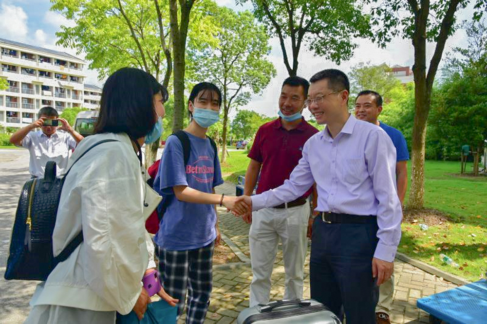 陆靖校长迎接慰问返校学生