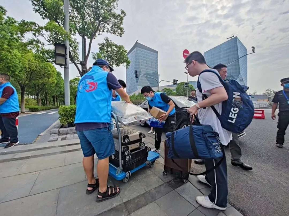 接驳车往返接送