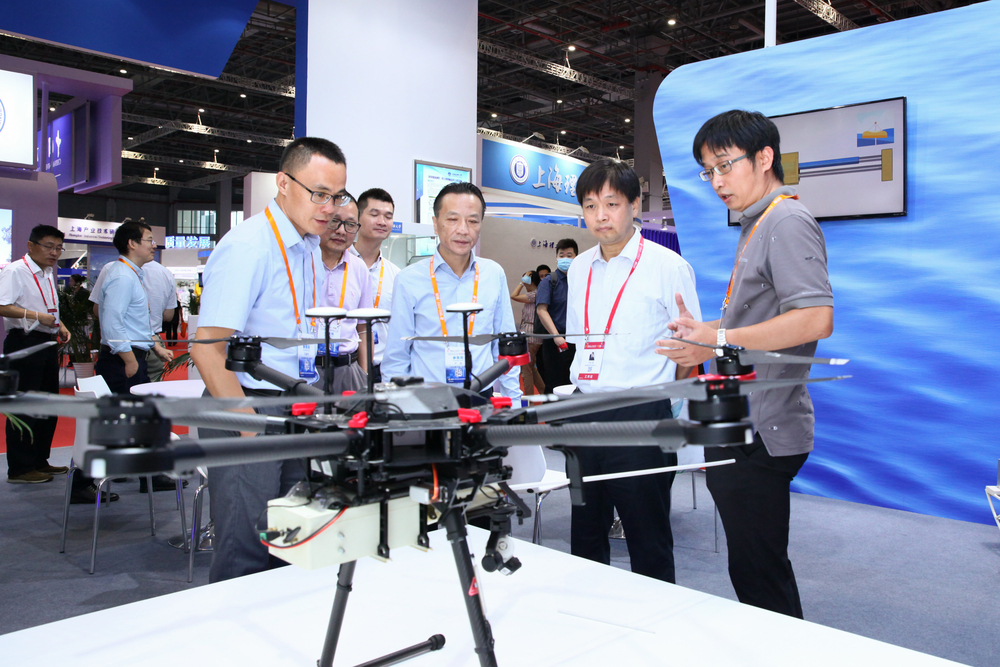 教育部科技发展中心副主任刘红斌参观我校展台