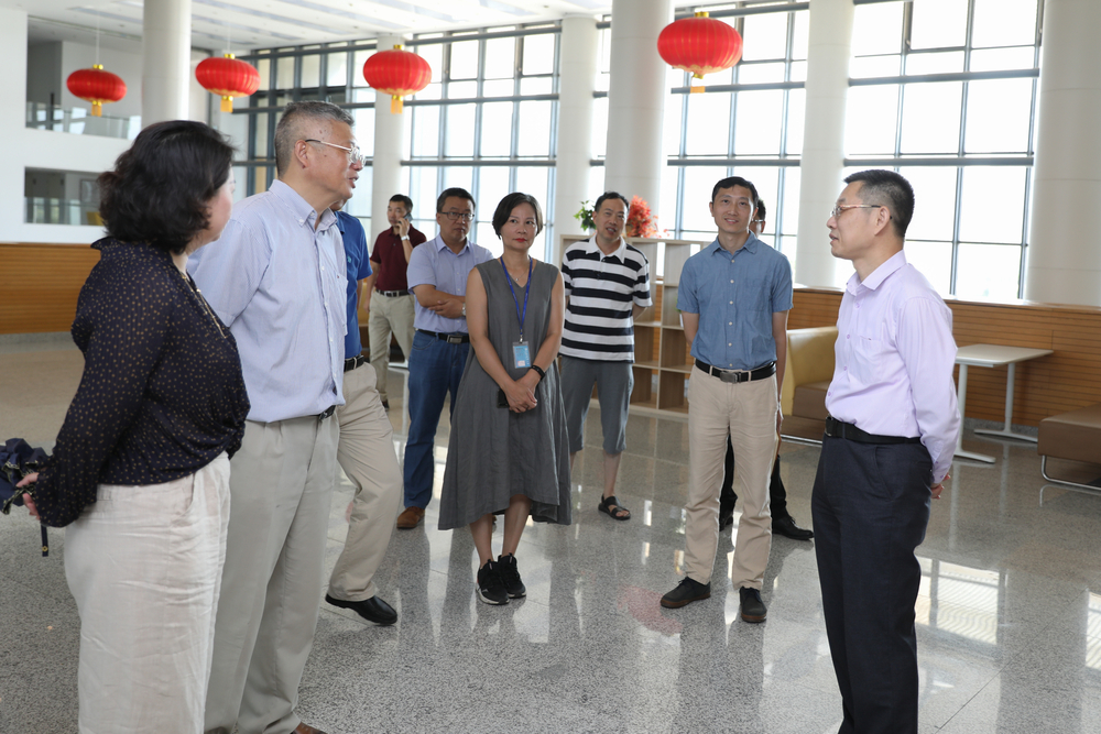 陆靖校长检查图书馆疫情防控工作