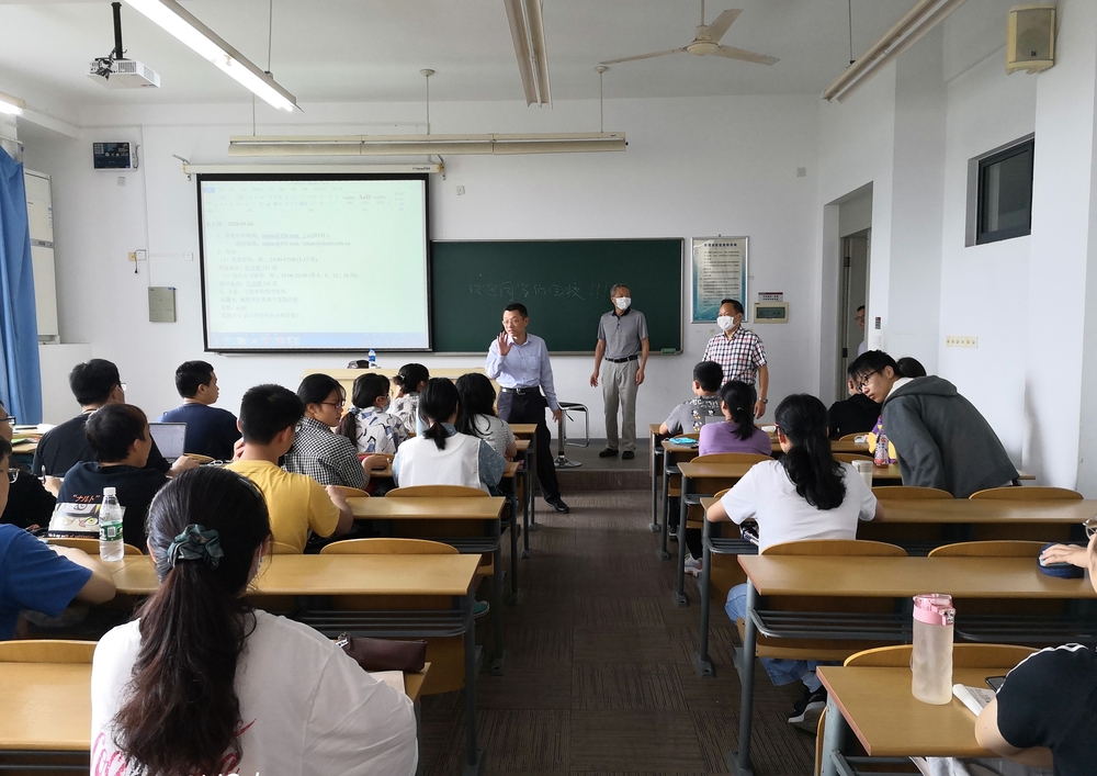 20200915084037097600.jpg 陆靖校长走进课堂与学生亲切交流