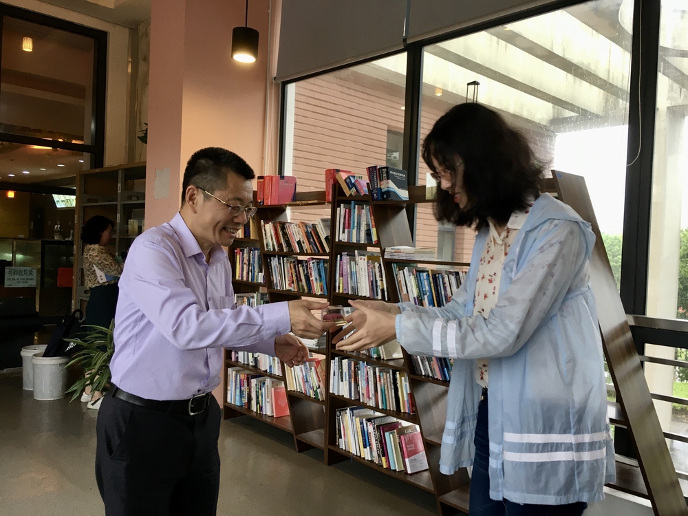 20200921091533986600.jpg 陆靖校长赠送同学月饼