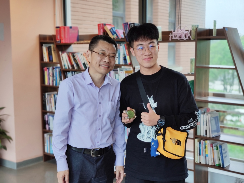 20200921091534183300.jpg 陆靖校长与同学合影